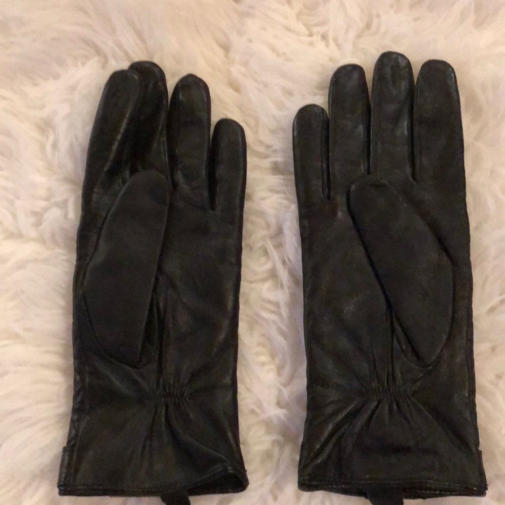 Michael Kors Genuine leather quilted gloves. - Picture 2 of 6